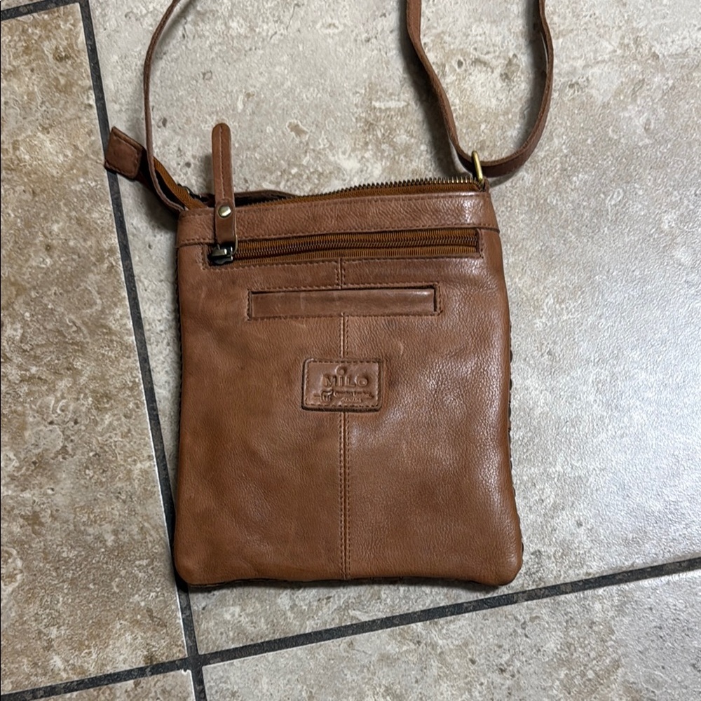 Classic Brown Leather Messenger Bag with Adjustable Strap